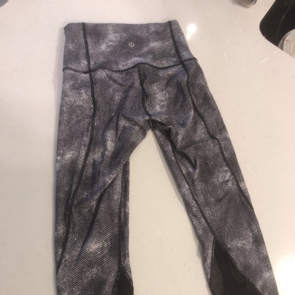 Lululemon Essential Rhythm Crop - Picture 4 of 7